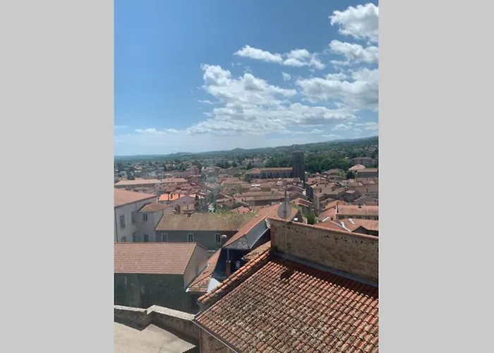 La Providence, Surplombant La Ville