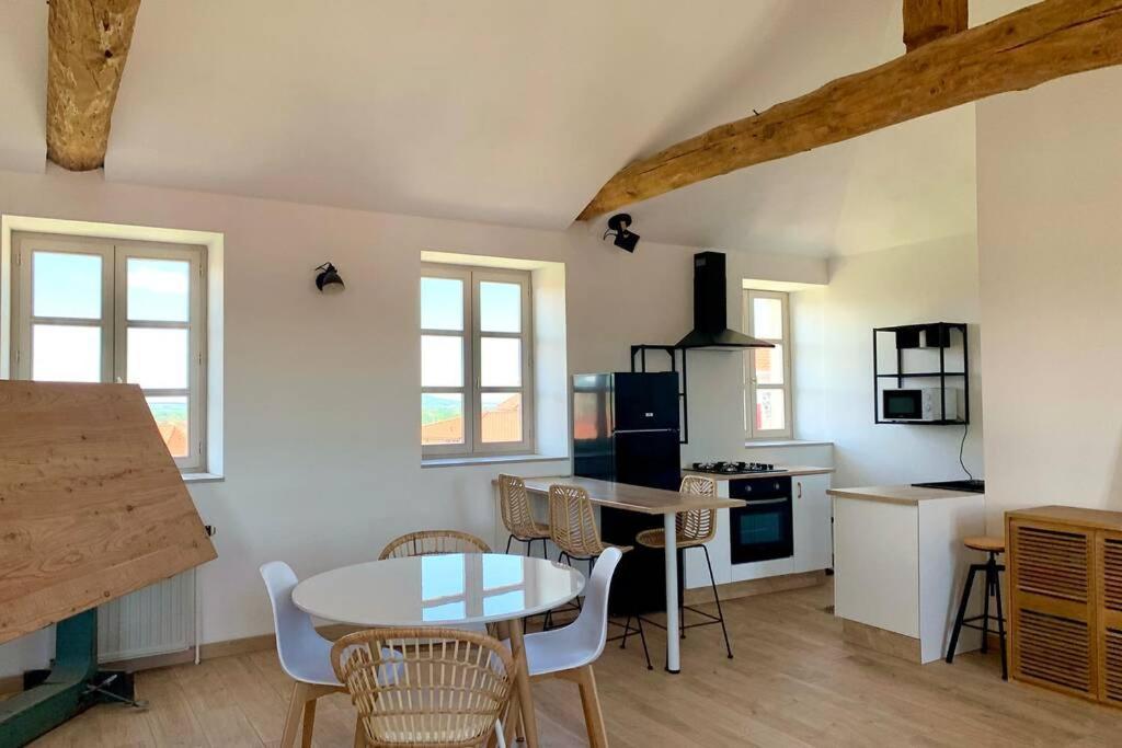 La Providence, Surplombant La Apartment Montbrison