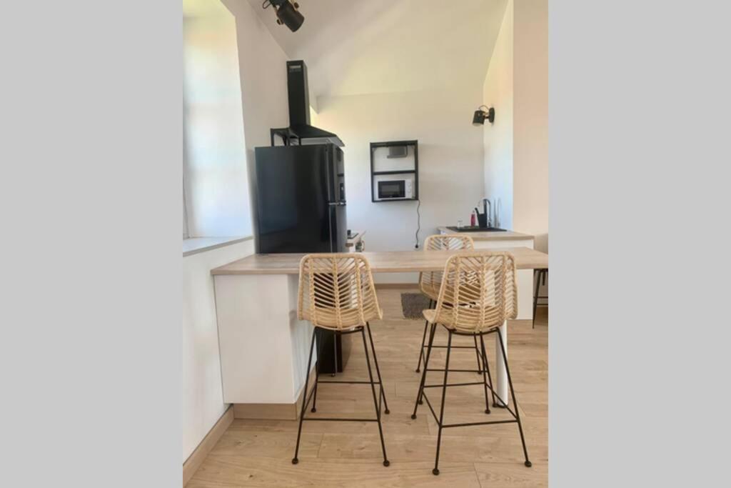 La Providence, Surplombant La Apartment
