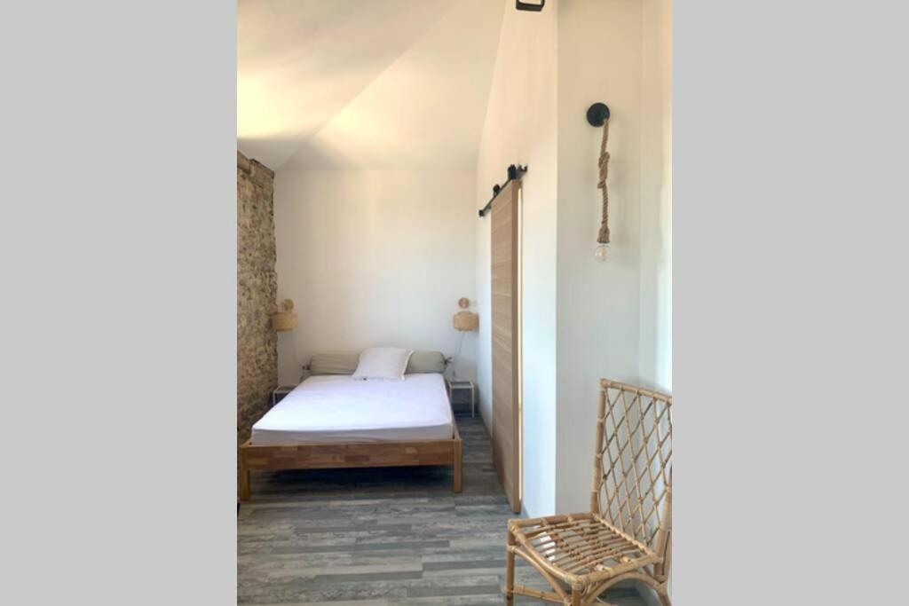 La Providence, Surplombant La Apartment